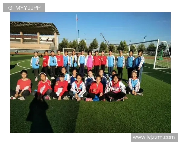 黑白光影下的传奇巨星头像展现绿茵赛场永恒经典风采