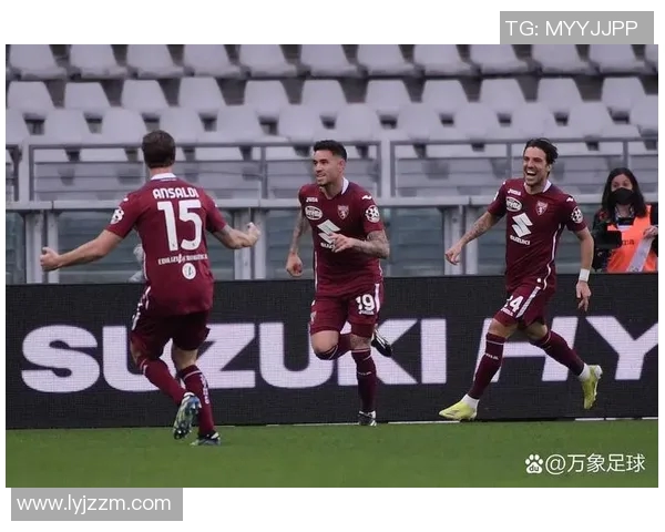 聚焦足球球星赛场瞬间 透过镜头捕捉运动员的精彩表现与激情岁月